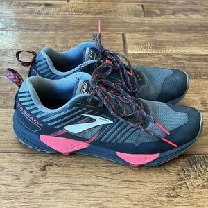 Brooks Cascadia 13 Trail Running Shoes Outdoor Gray Pink Red Womens Size 10